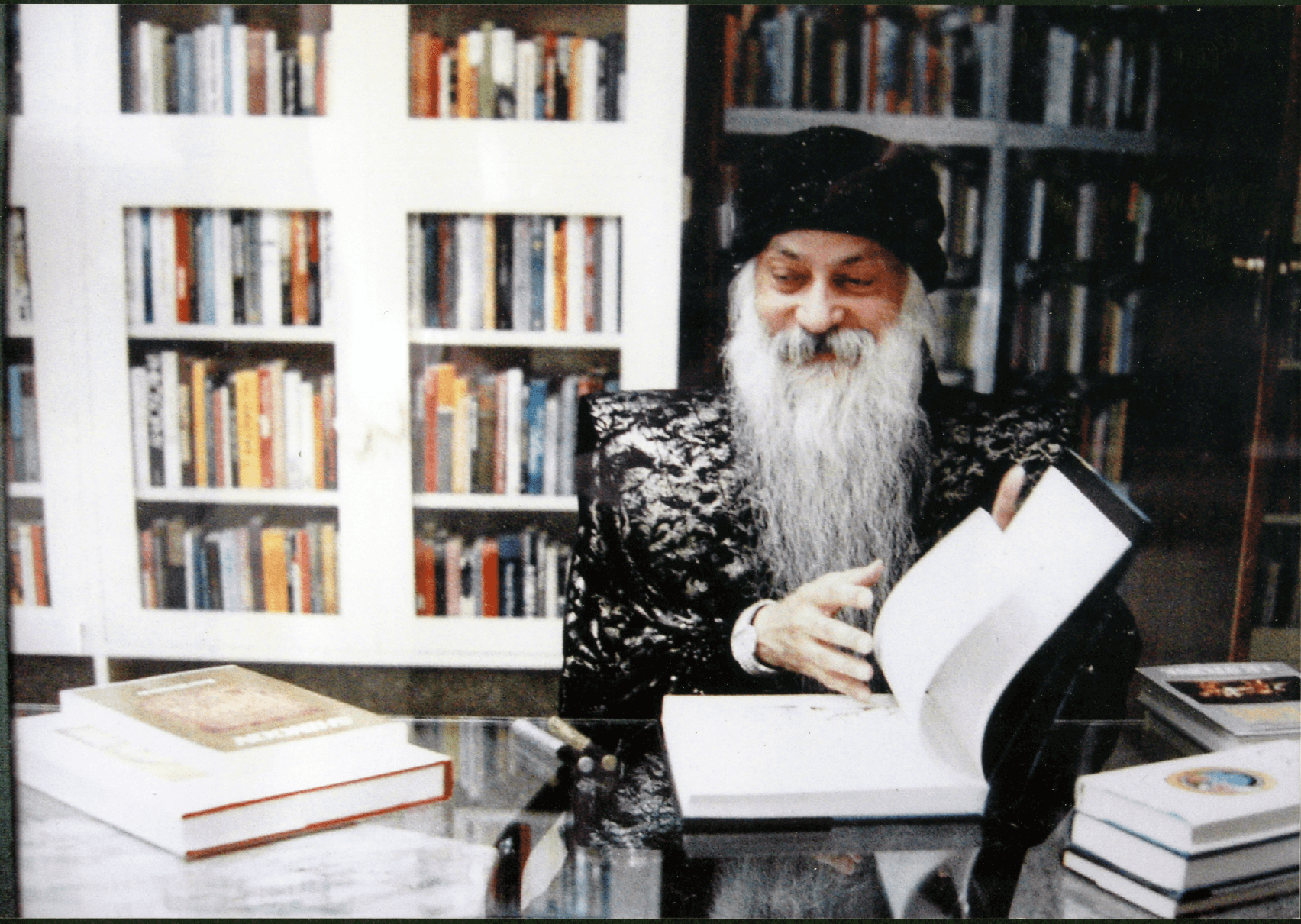 Photo of an almond cluster of blossoms